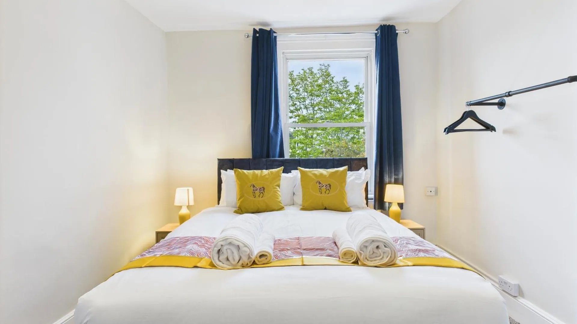 New Queens Road Property By Signature Stays Cheltenham Holiday home