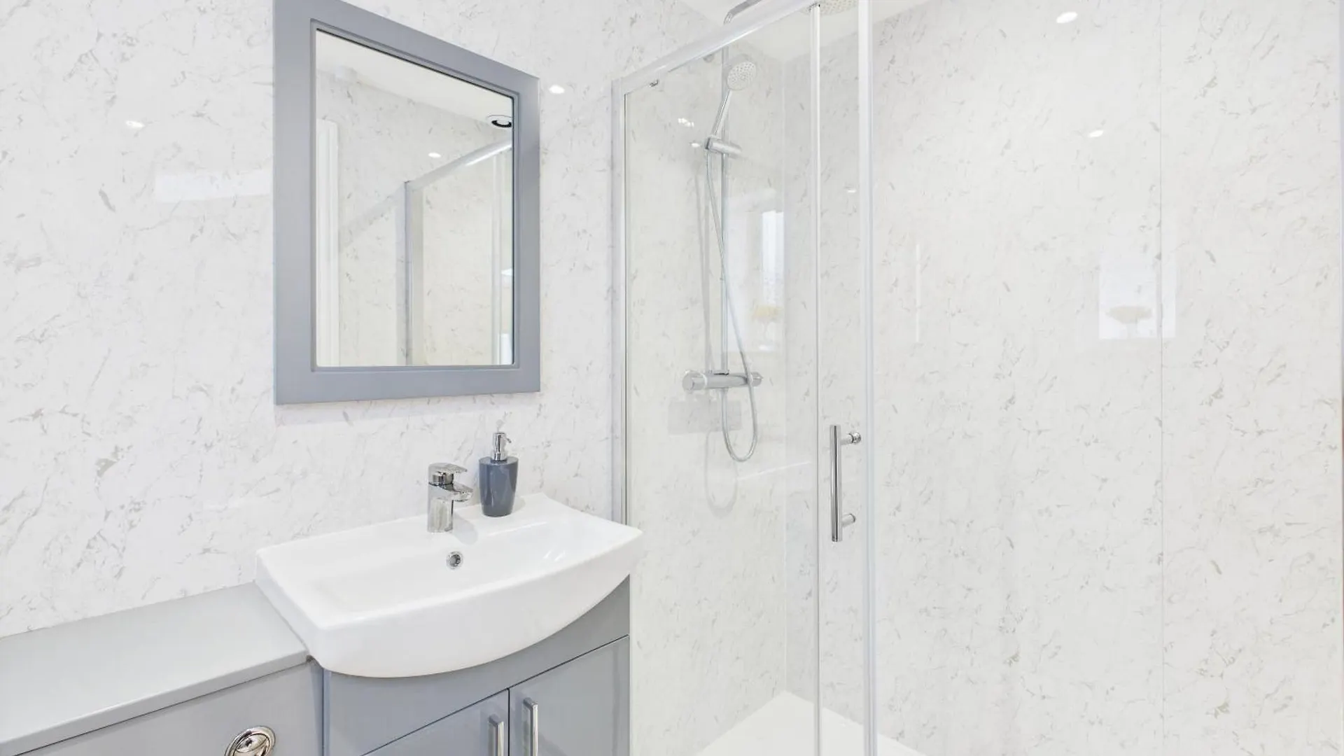 New Queens Road Property By Signature Stays Cheltenham United Kingdom