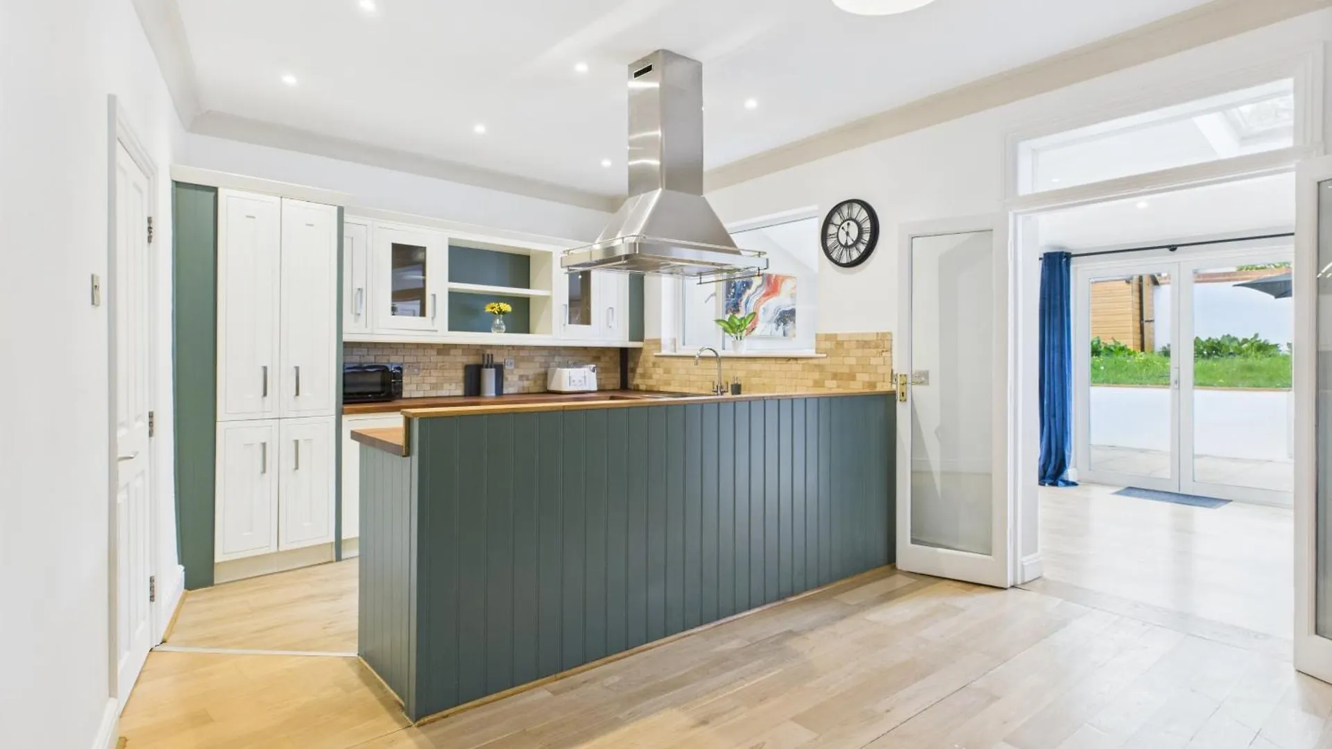 New Queens Road Property By Signature Stays Cheltenham Holiday home