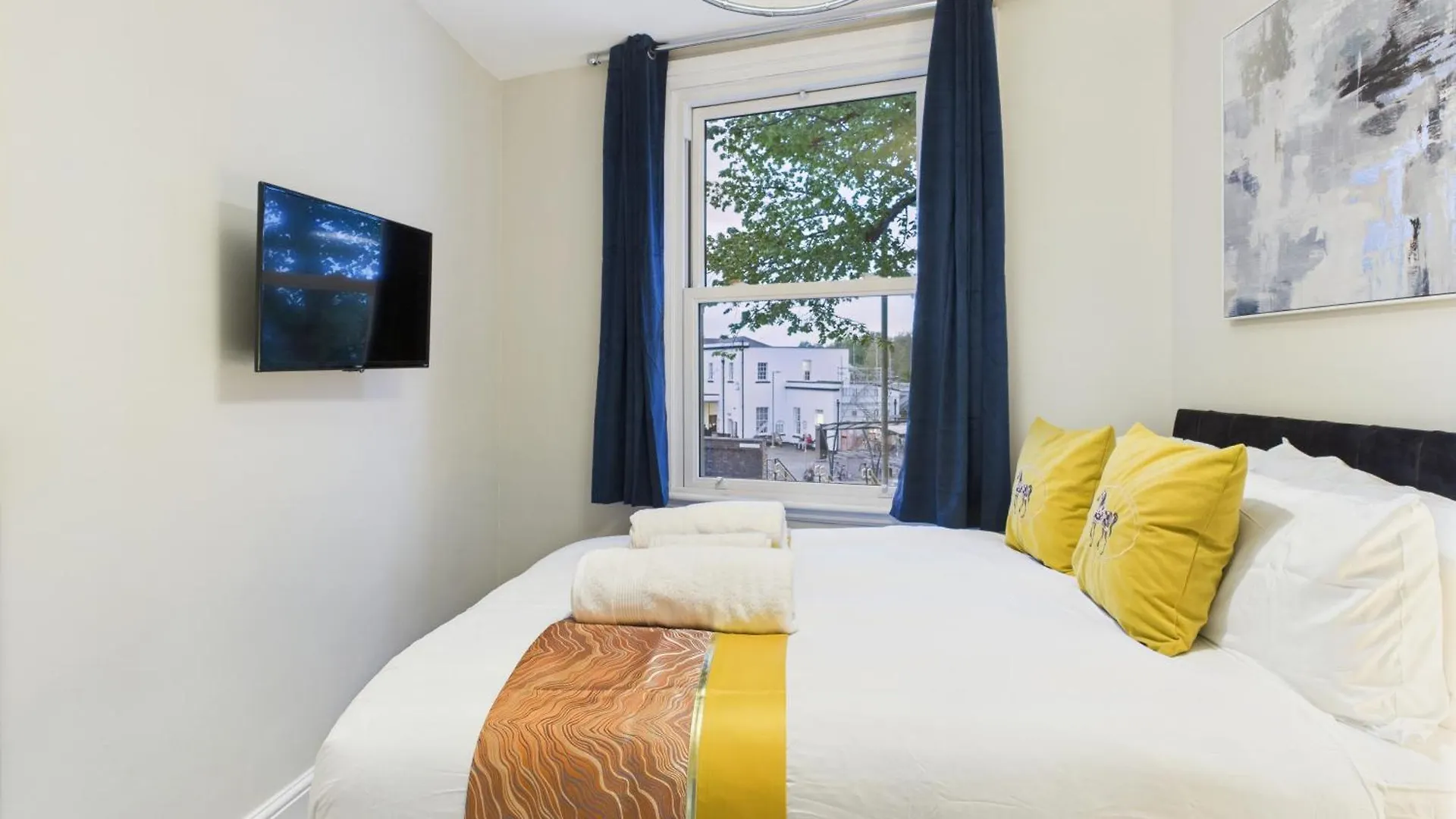 New Queens Road Property By Signature Stays Cheltenham 0*,