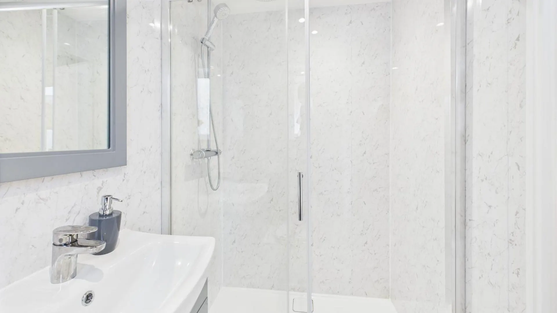 New Queens Road Property By Signature Stays Cheltenham Holiday home