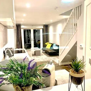 Centrally Situated House Private Parking Holiday home