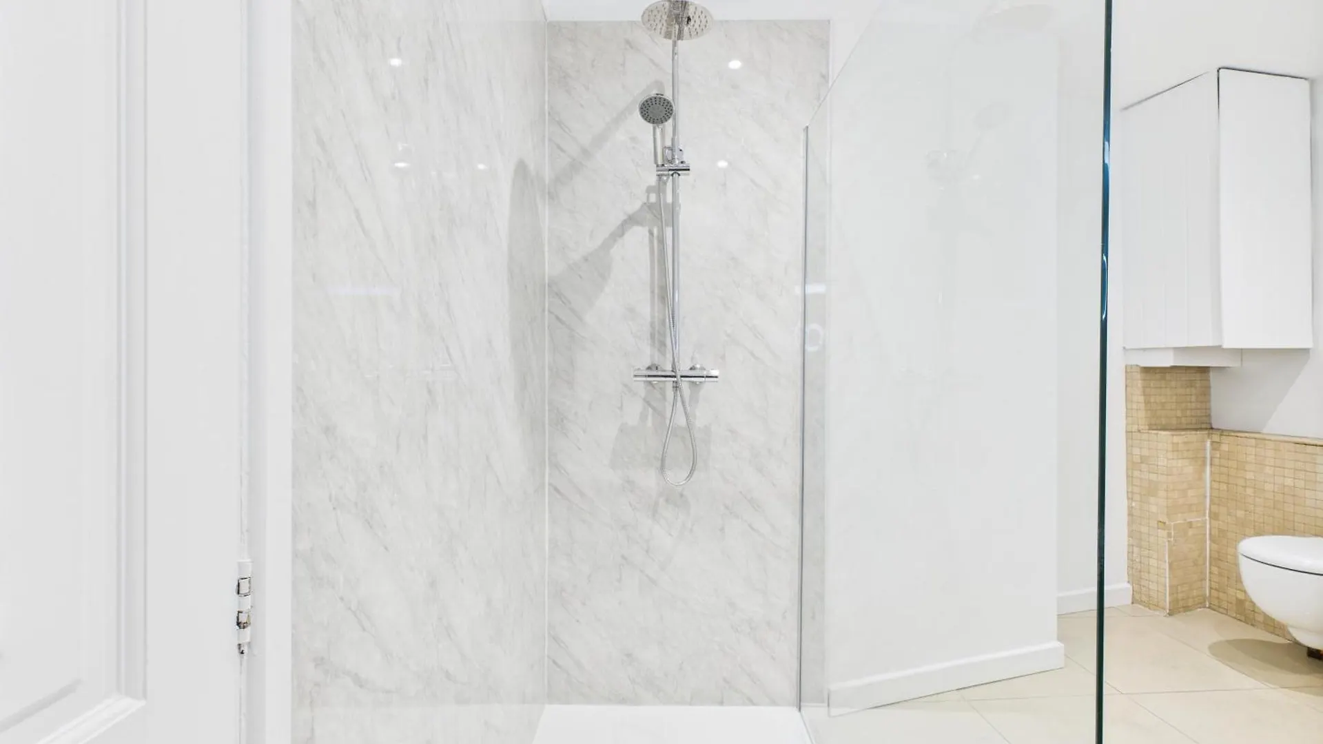 New Queens Road Property By Signature Stays Cheltenham 0*,