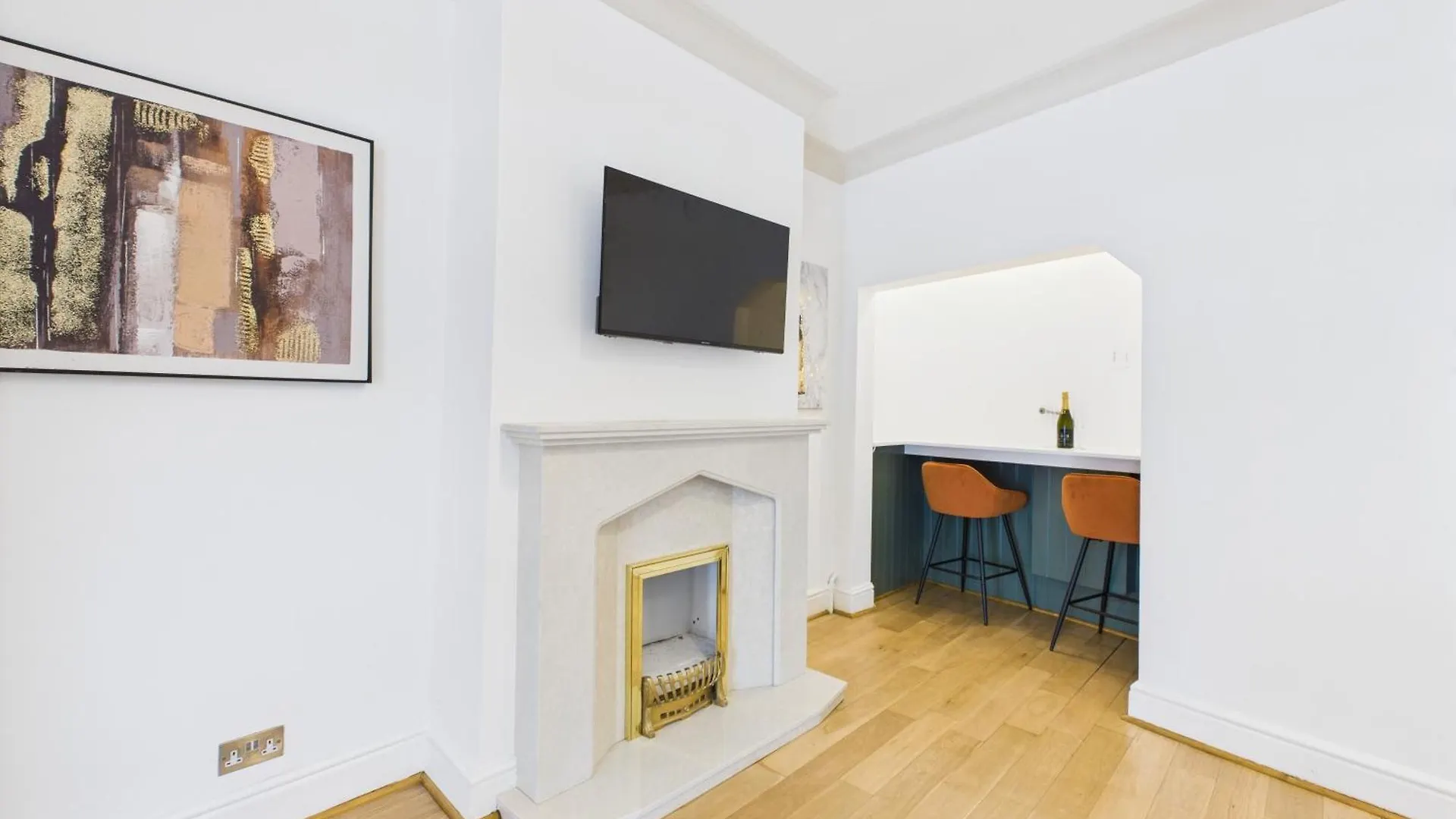 New Queens Road Property By Signature Stays Cheltenham 0*,