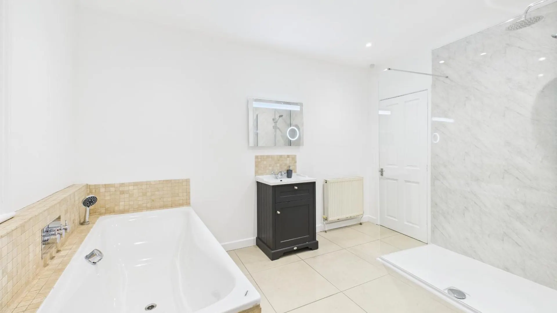 New Queens Road Property By Signature Stays 첼튼엄 펜션