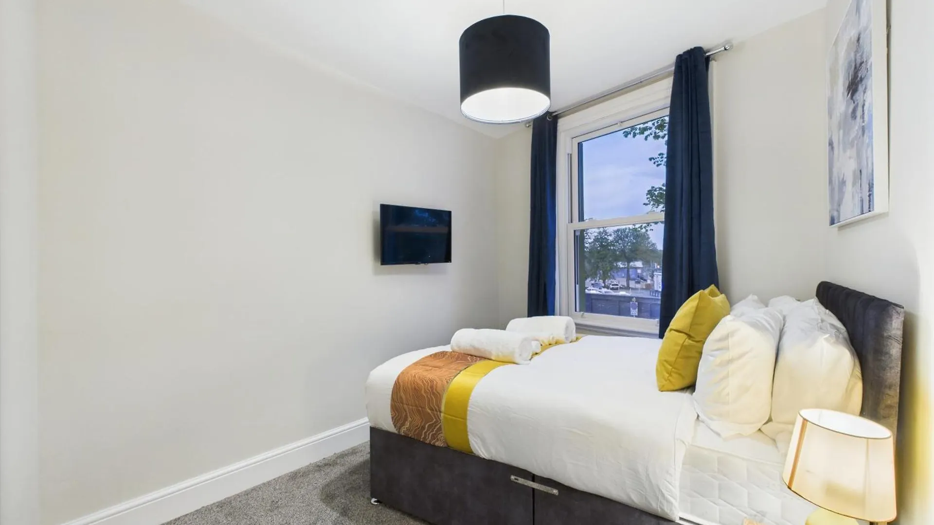 New Queens Road Property By Signature Stays 첼튼엄 펜션