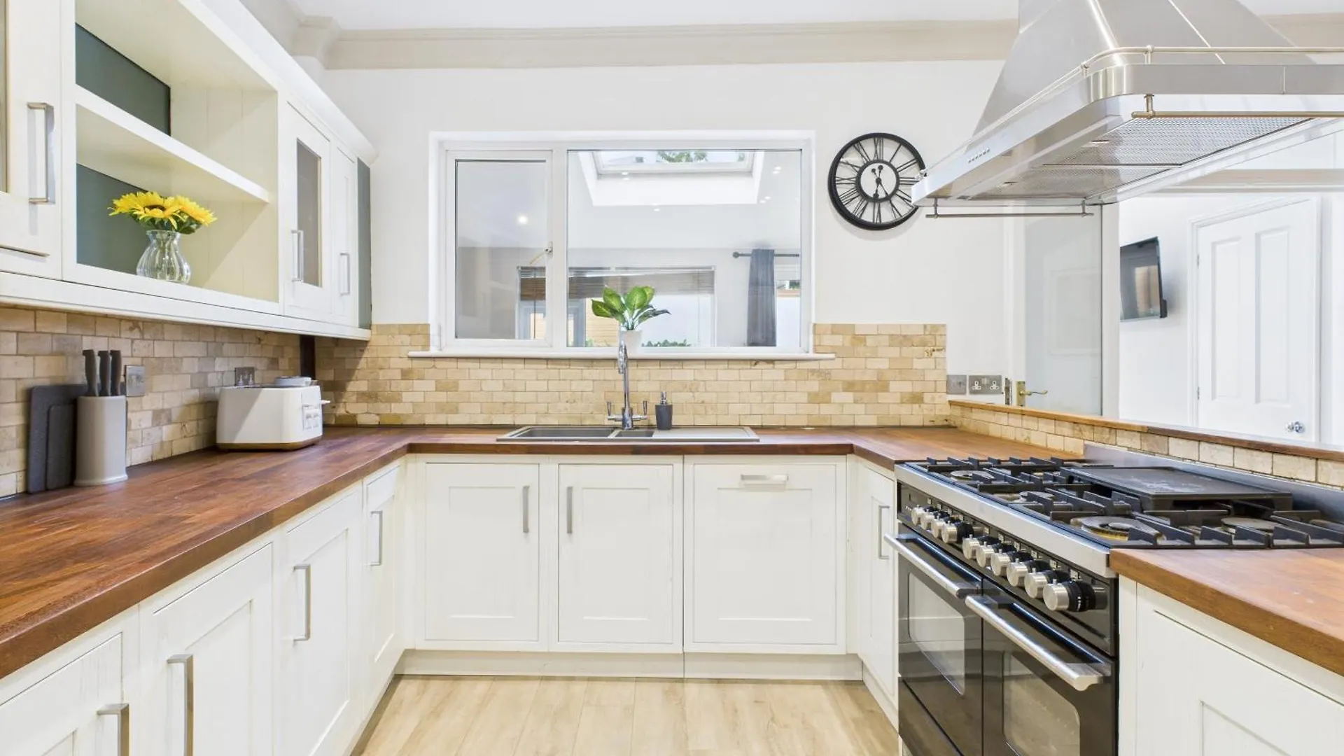 New Queens Road Property By Signature Stays 첼튼엄 펜션